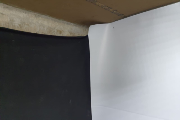 Impermeabilización de cisterna en edificio de departamentos, a base de geotextil (negro) Y TERMINADO CON GEOMEMBRANA (BLANCA).