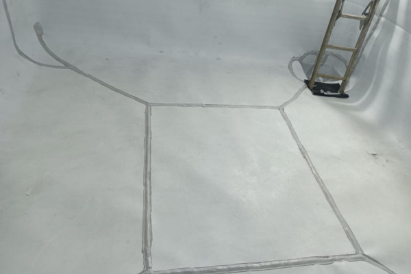 Impermeabilización de cisterna en edificio de departamentos, a base de geotextil (negro) Y TERMINADO CON GEOMEMBRANA (BLANCA).